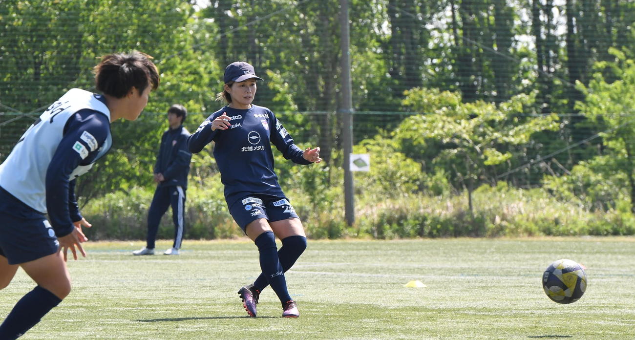 練習でパスを出す新潟L川澄（撮影・小林忠）