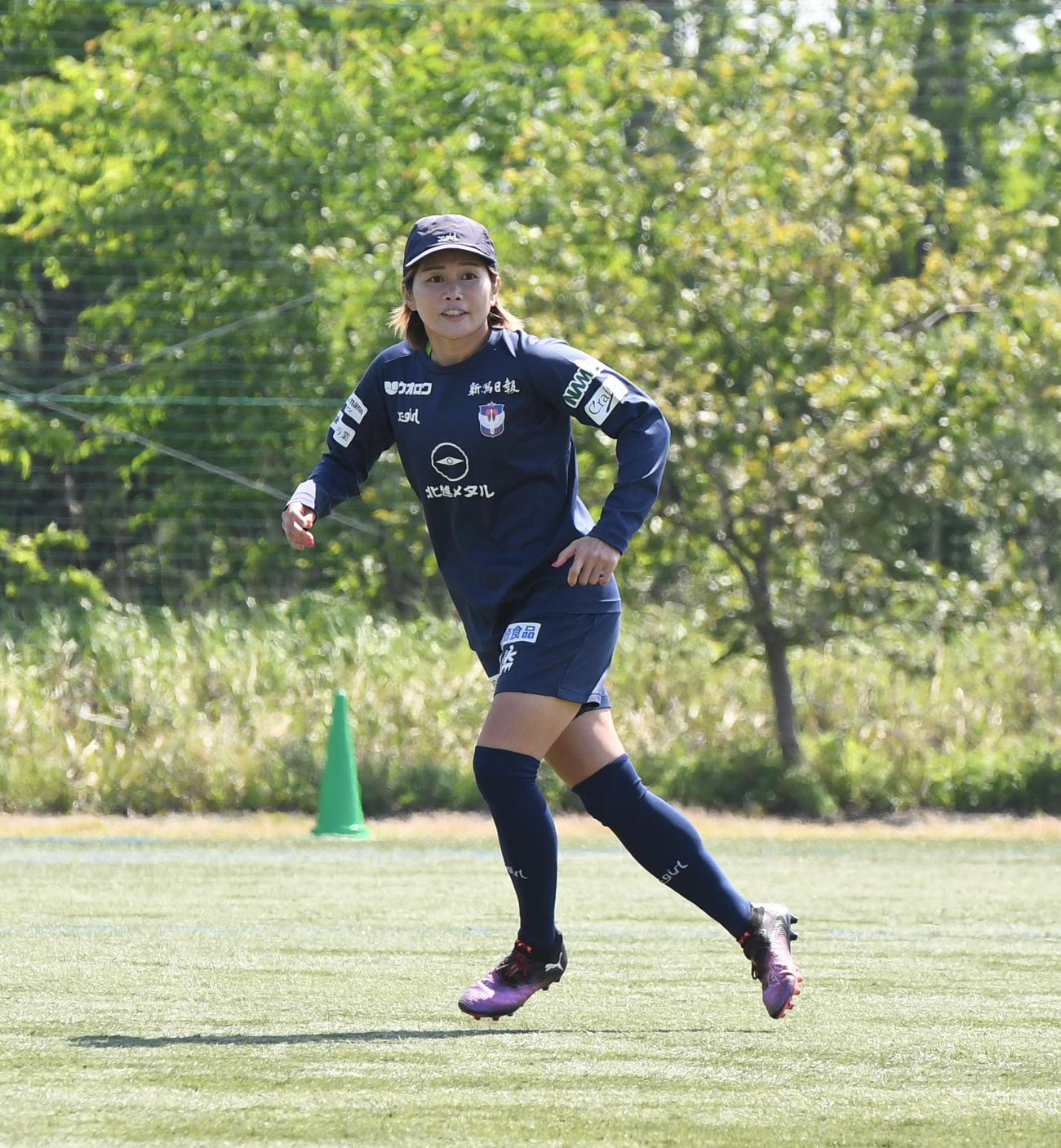 パスを要求する新潟L・川澄（撮影・小林忠）