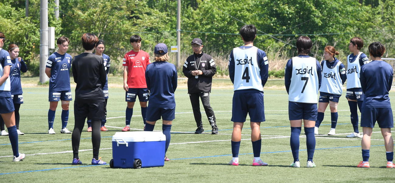 ホーム広島戦に向けた練習後、選手を集める新潟L・橋川監督（中央奥）（撮影・小林忠）