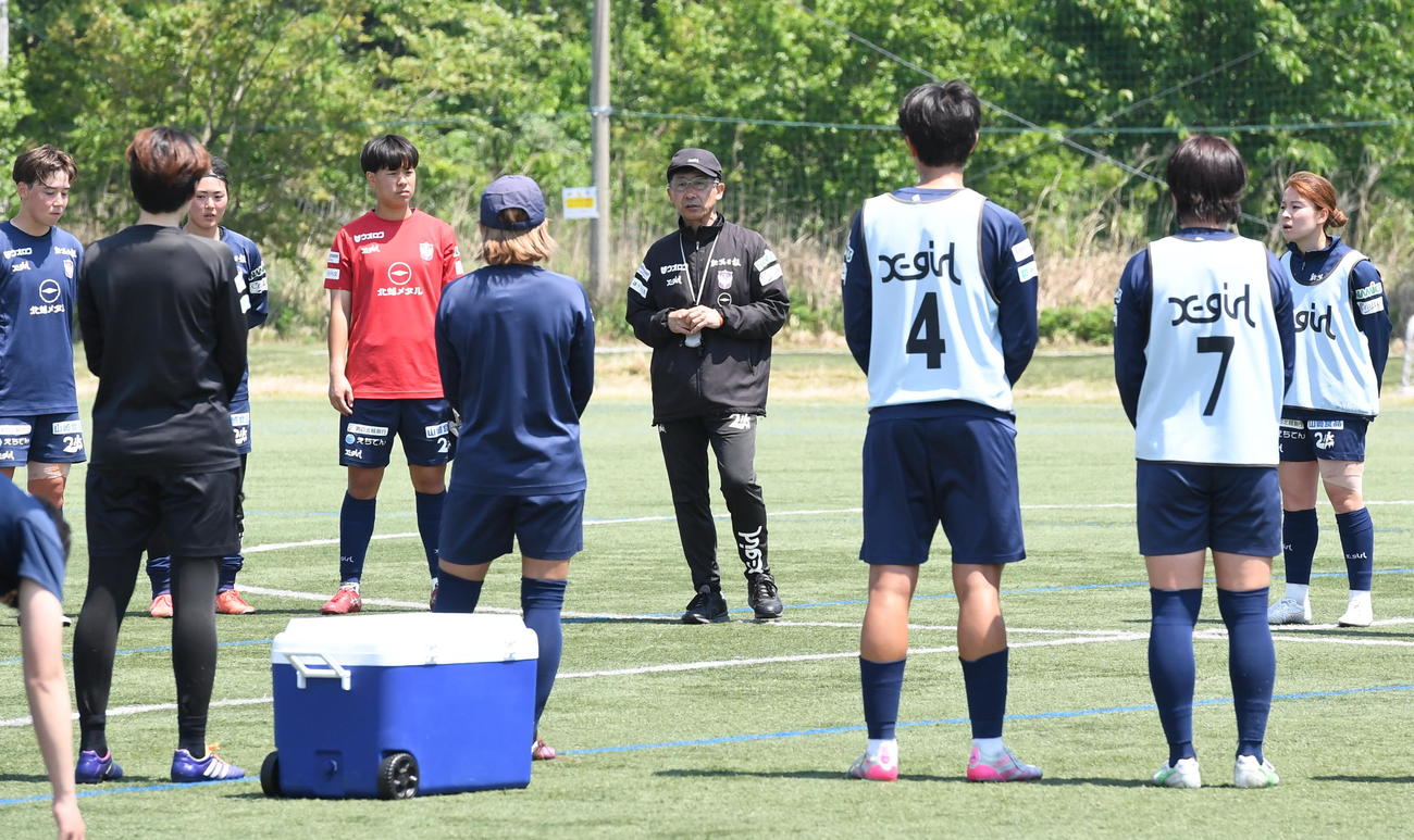ホーム広島戦に向けた練習後、選手を集める新潟L橋川監督（中央奥）（撮影・小林忠）