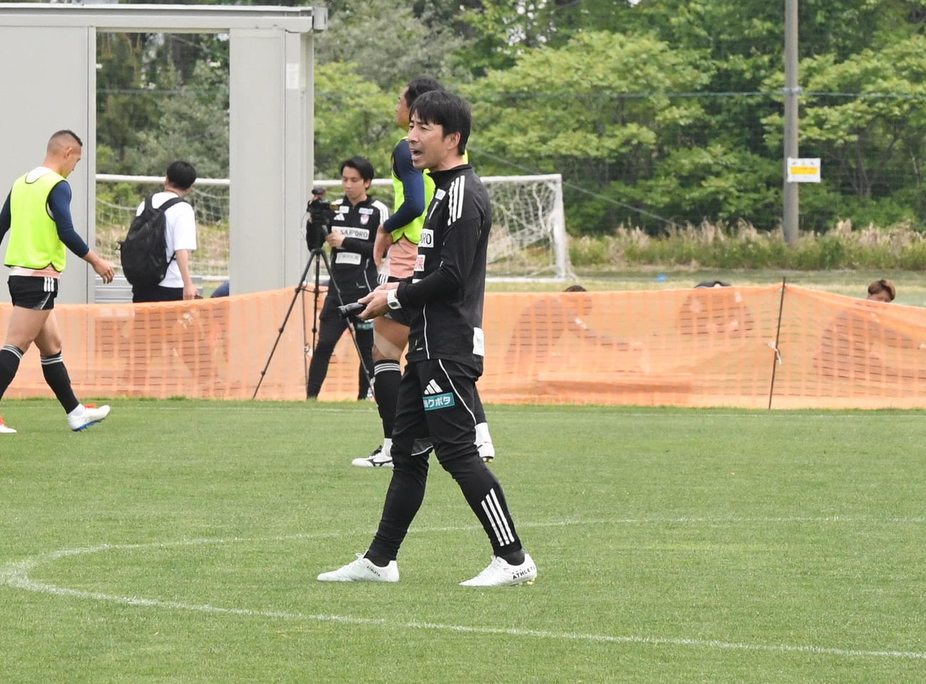選手に指示を出す新潟・樹森監督（手前）（撮影・小林忠）