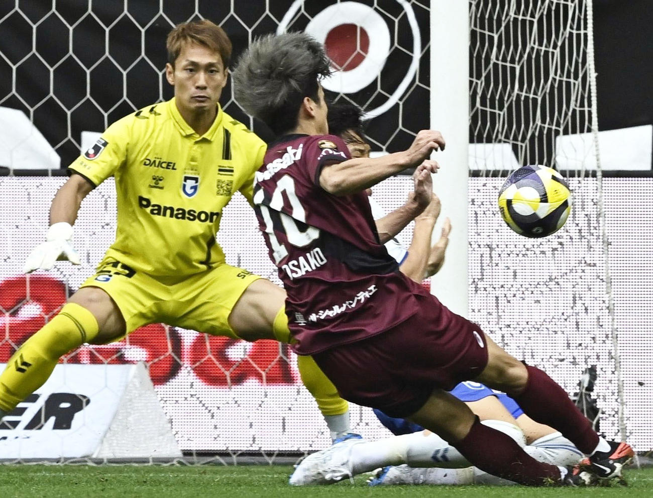 神戸―G大阪　後半、先制ゴールを決める神戸・大迫（手前）。GK一森＝ノエスタ(共同)