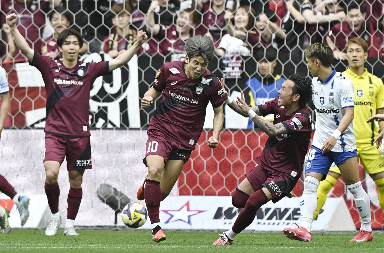神戸―G大阪　後半、先制ゴールを決め喜ぶ神戸・大迫（左から2人目）（共同）