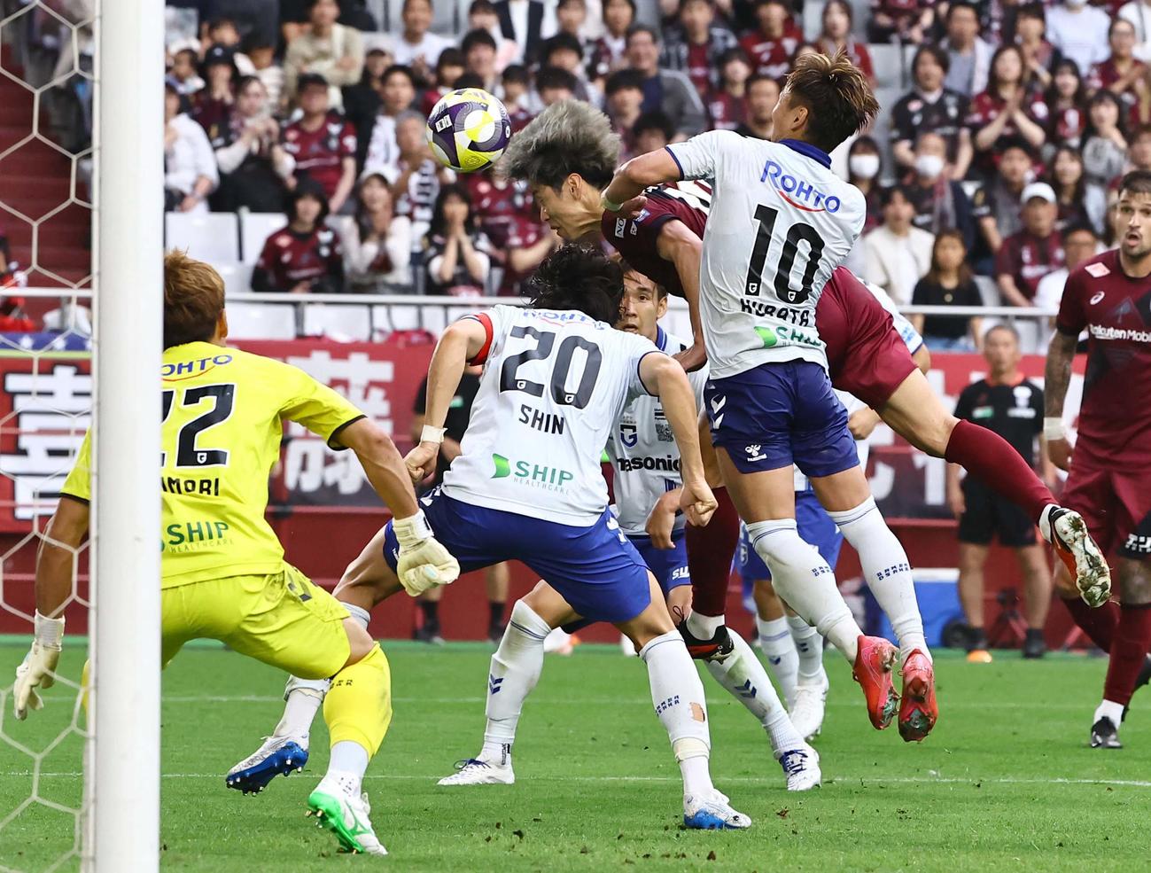 神戸対G大阪　後半、神戸大迫（中央）は決勝ゴールを決める（撮影・上田博志）