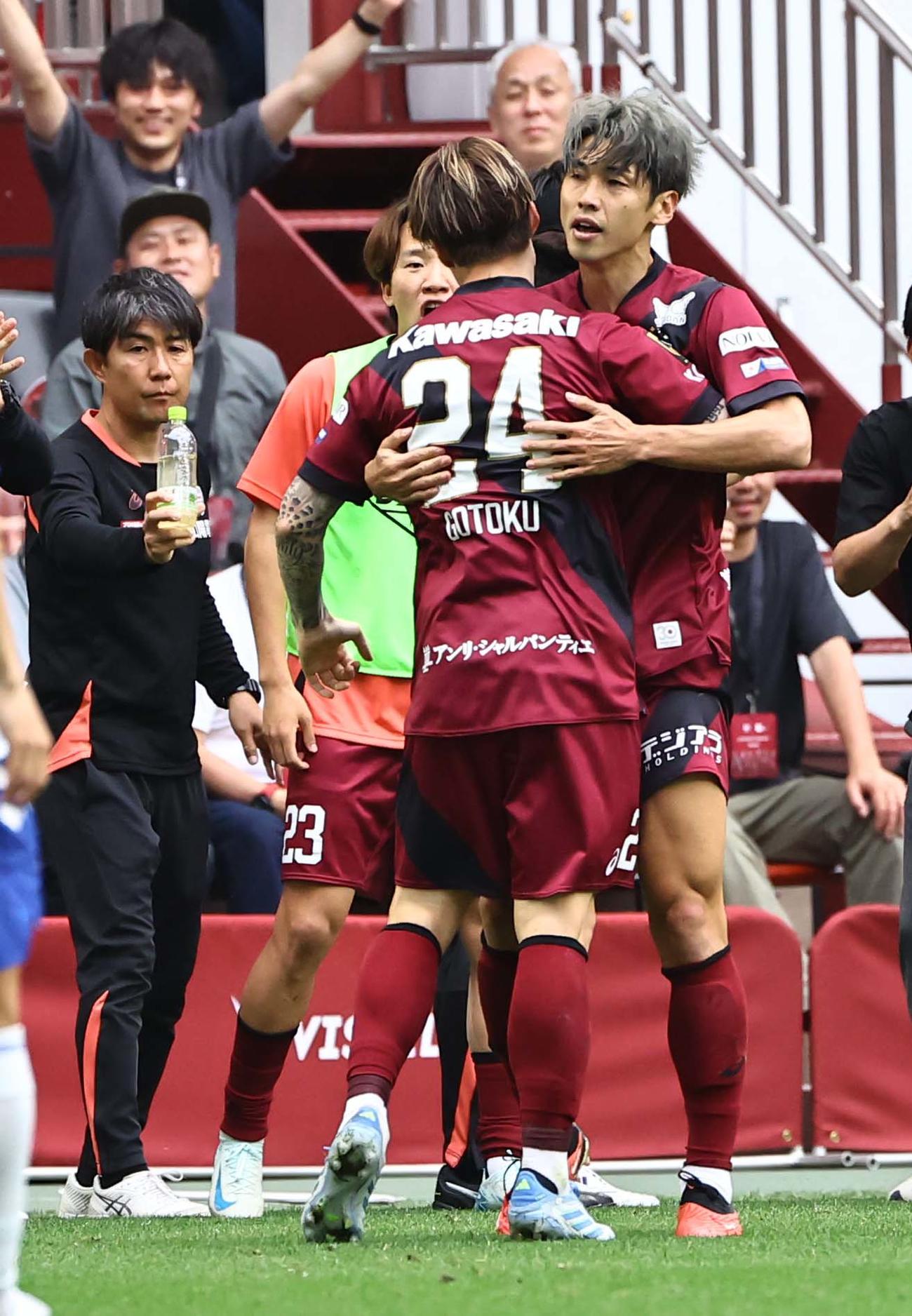 神戸対G大阪　後半、先制ゴールを決めた神戸大迫（右）は神戸酒井と喜び合う（撮影・上田博志）