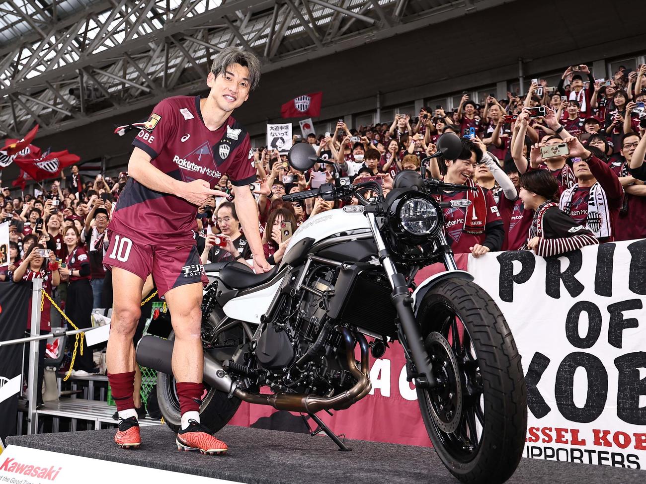 神戸対G大阪　後半、決勝ゴールを決めた神戸大迫は賞品のバイクと記念撮影をする（撮影・上田博志）