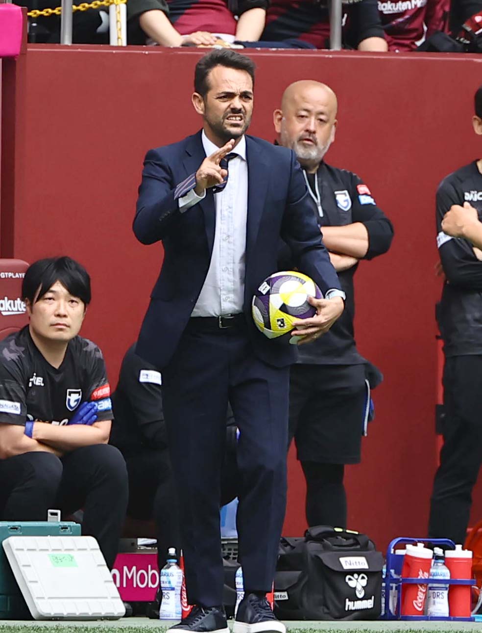 神戸対G大阪　前半、選手に指示を出すG大阪ポヤトス監督（撮影・上田博志）