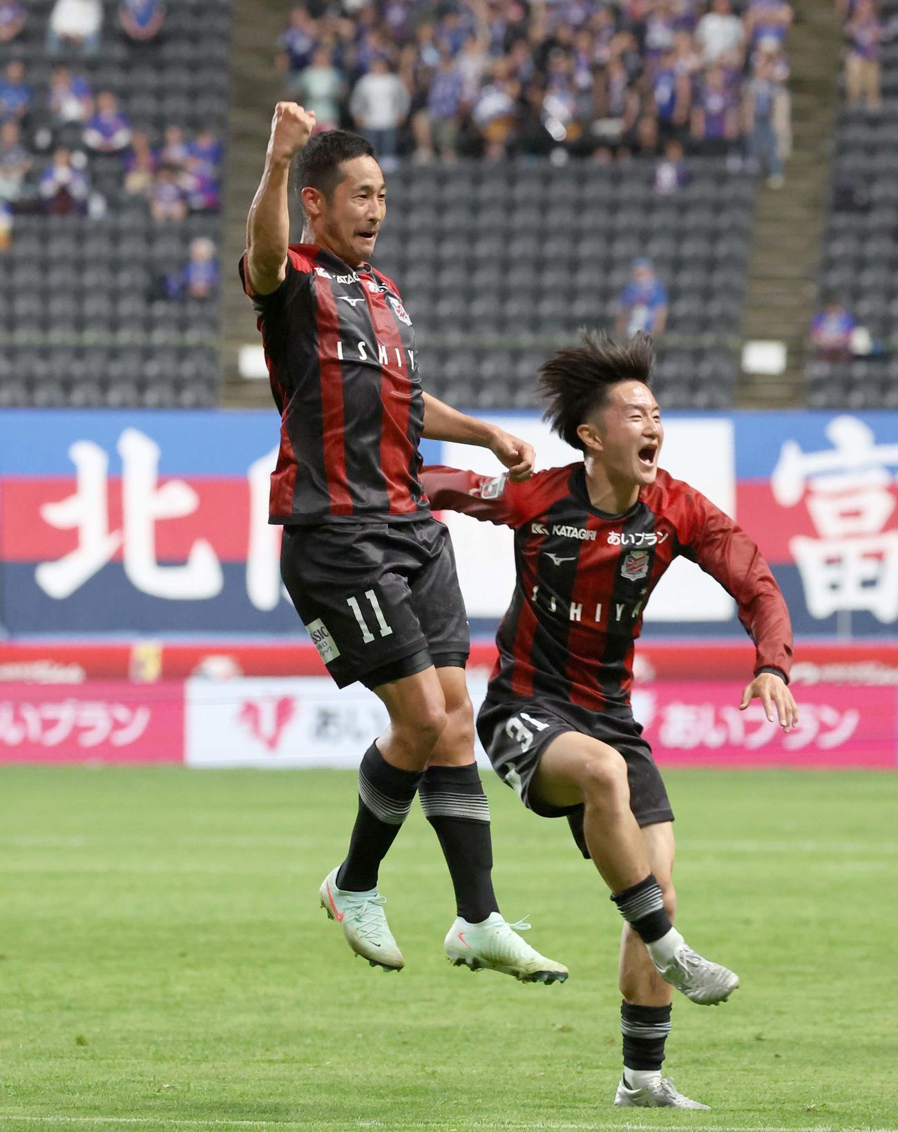 札幌対富山　後半、フリーキックでゴールを決め喜ぶ札幌青木（左）（撮影・黒川智章）