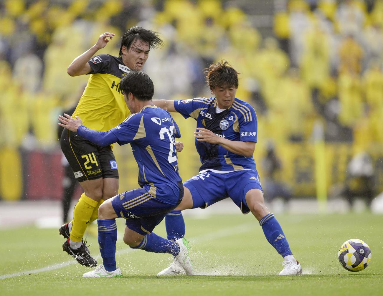 町田―柏　後半、攻撃を阻まれる柏・久保（左、共同）