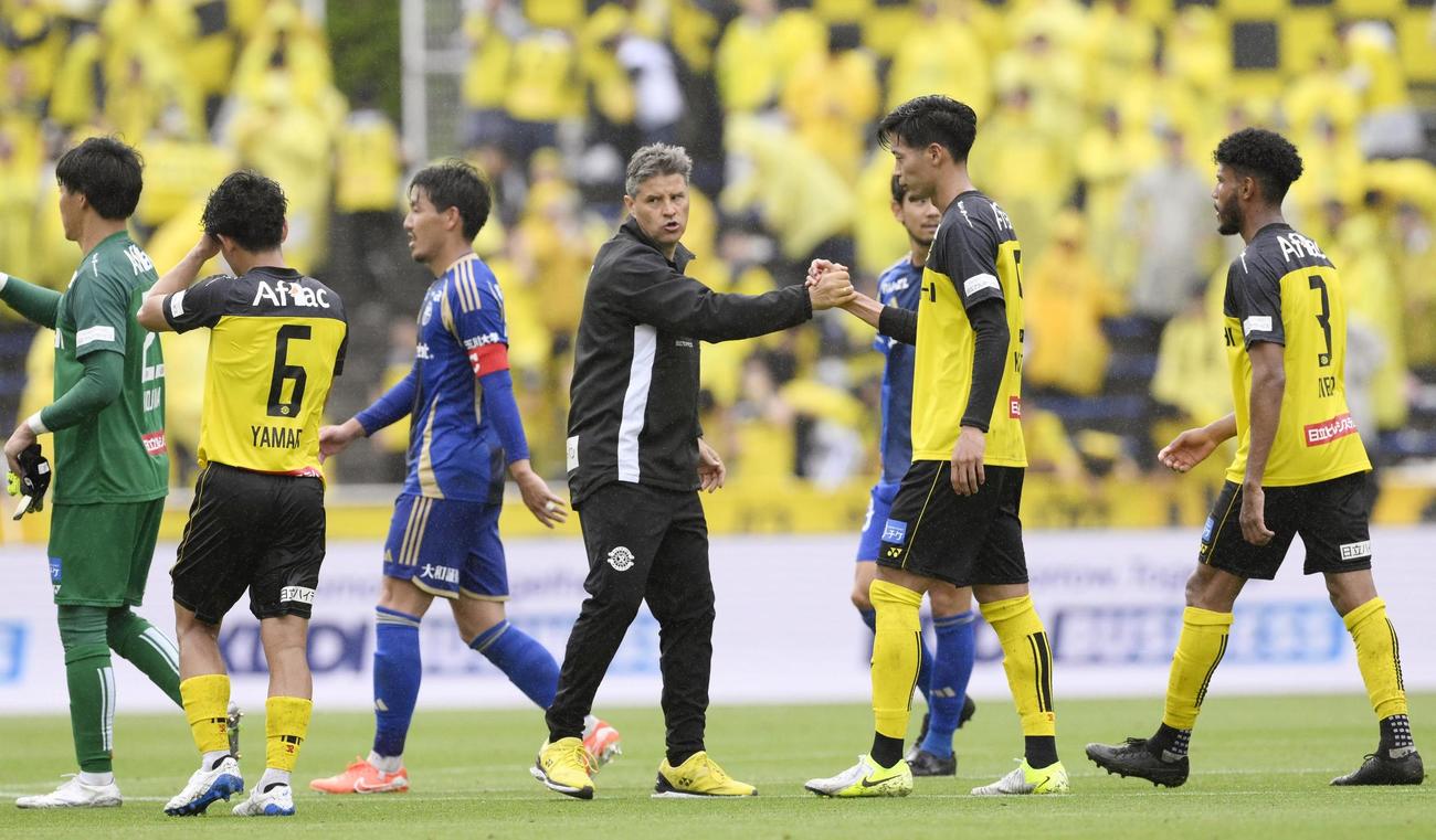 町田に敗れ、選手をねぎらう柏・ロドリゲス監督（中央、共同）
