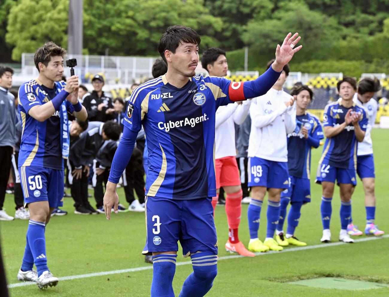 柏に快勝し、サポーターの声援に応える町田・昌子（手前）ら（共同）