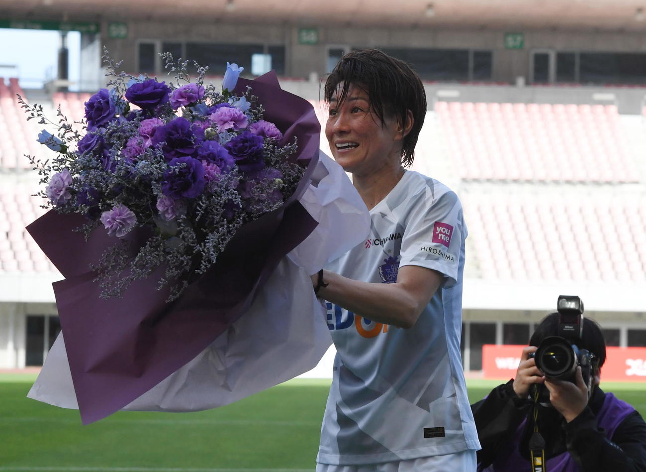 新潟L対広島　試合後、現役ラストマッチに横断幕を準備した新潟Lサポーターにもあいさつをする広島・近賀（撮影・小林忠）