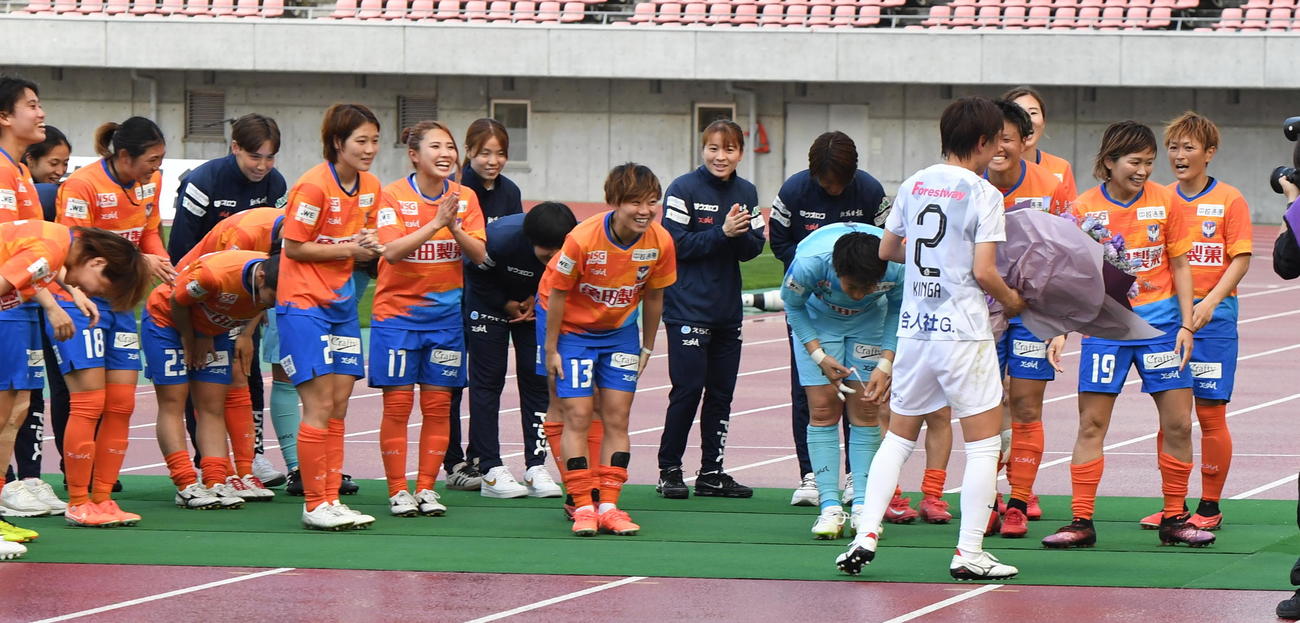 新潟L対広島　試合後、新潟Lの選手たちから花束を渡される広島・近賀（背番号2）（撮影・小林忠）