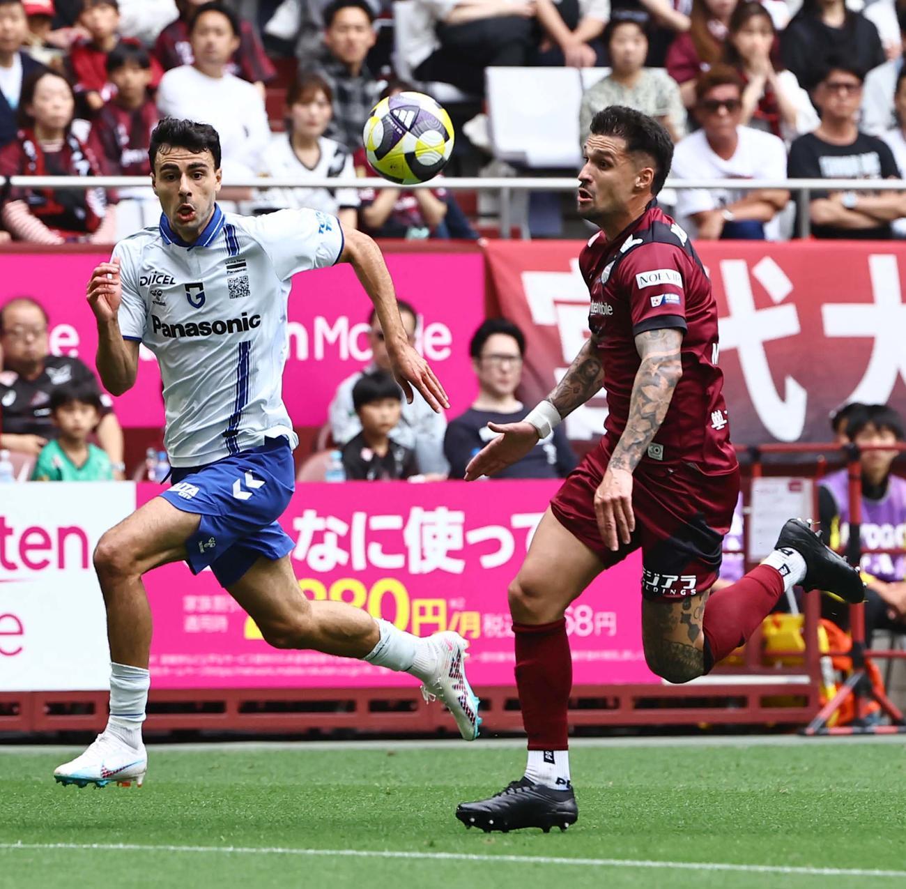 神戸対G大阪　前半、神戸トゥーレル（右）と競り合うG大阪ヒュメット（撮影・上田博志）
