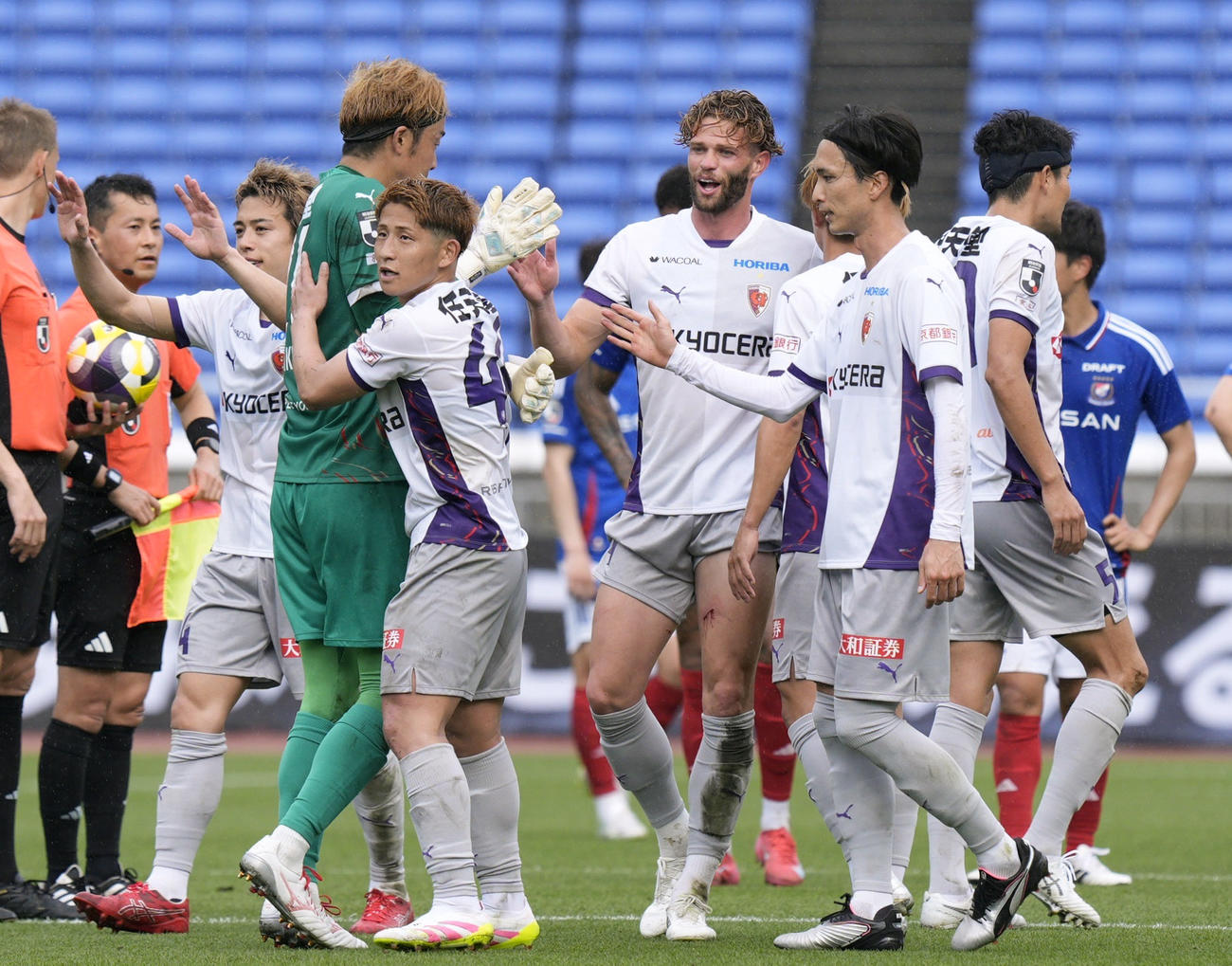 横浜Mに快勝し、喜ぶ京都イレブン（共同）