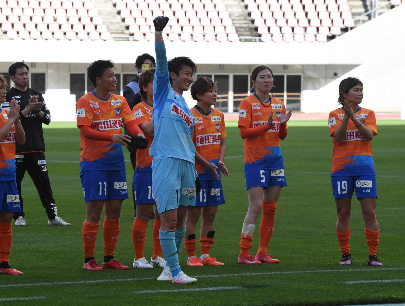 試合後、声援に右手を突き上げ応える新潟LのGK平尾（撮影・小林忠）