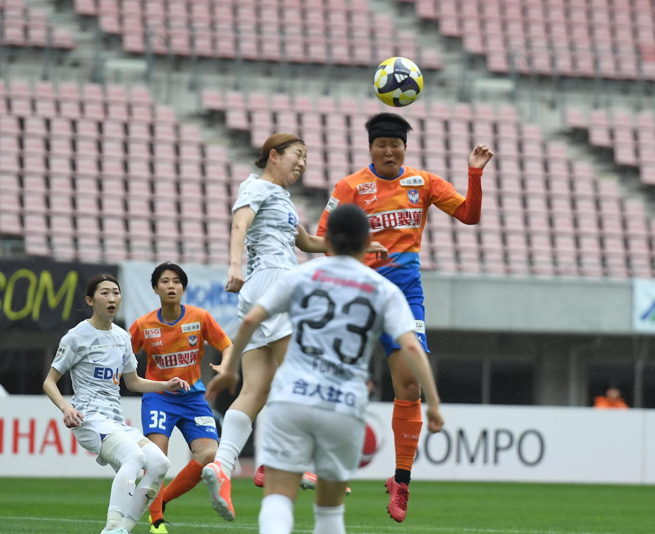 広島戦の後半、ヘディングシュートを決める新潟L道上（右）（撮影・小林忠）