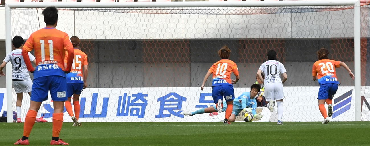 広島戦の試合終了間際、PKを止める新潟LのGK平尾（撮影・小林忠）
