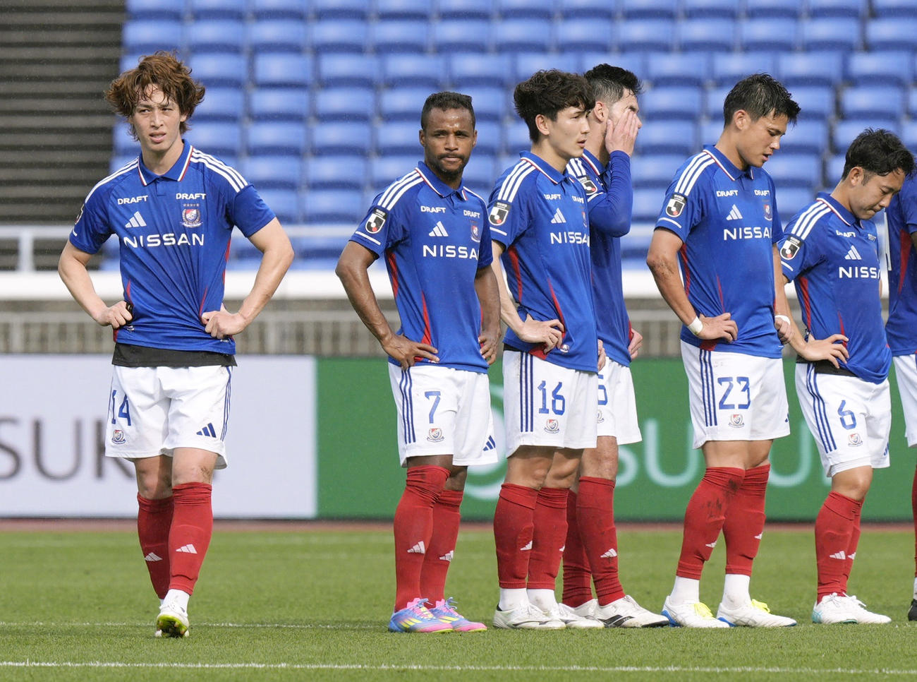 京都に敗れ、肩を落とす横浜Mイレブン（共同）