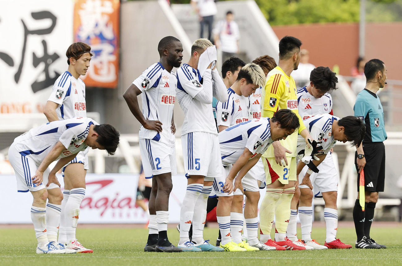 岡山に敗れ、肩を落とす新潟イレブン（共同）
