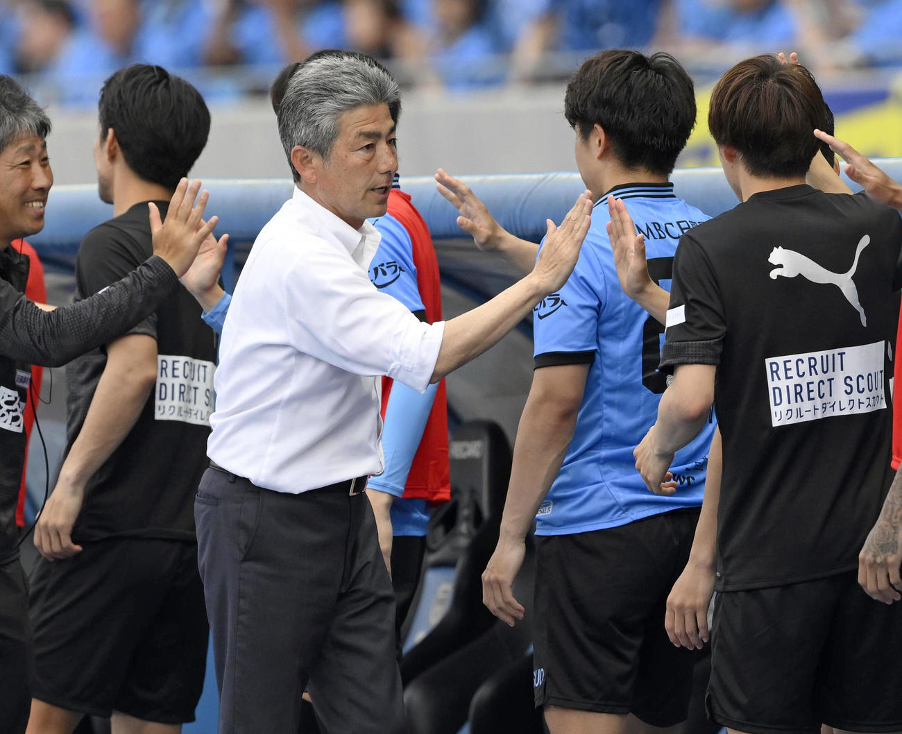 C大阪に快勝し、タッチを交わす川崎・長谷部監督(共同)
