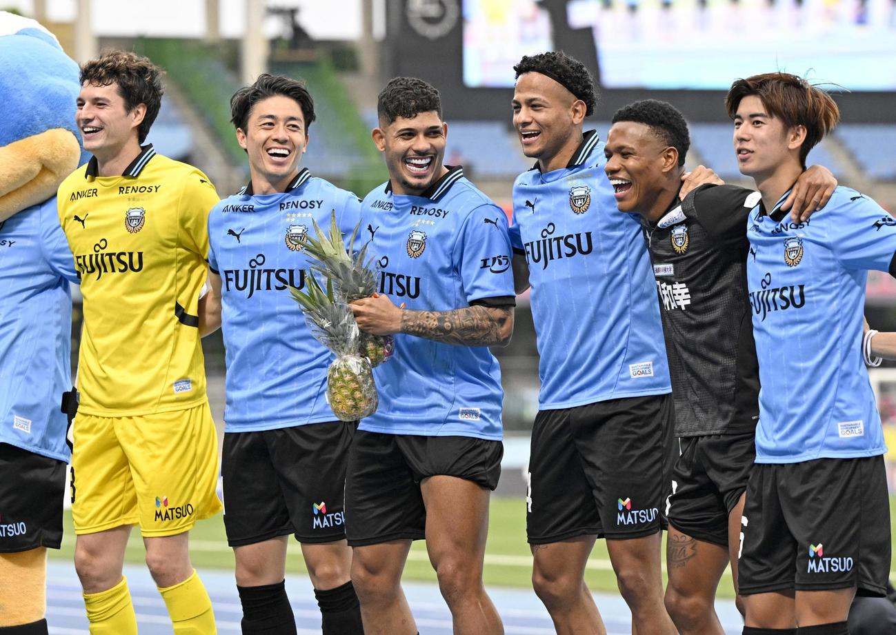 C大阪に快勝し、サポーターと喜びを分かち合う川崎・エリソン（左から3人目）ら(共同)