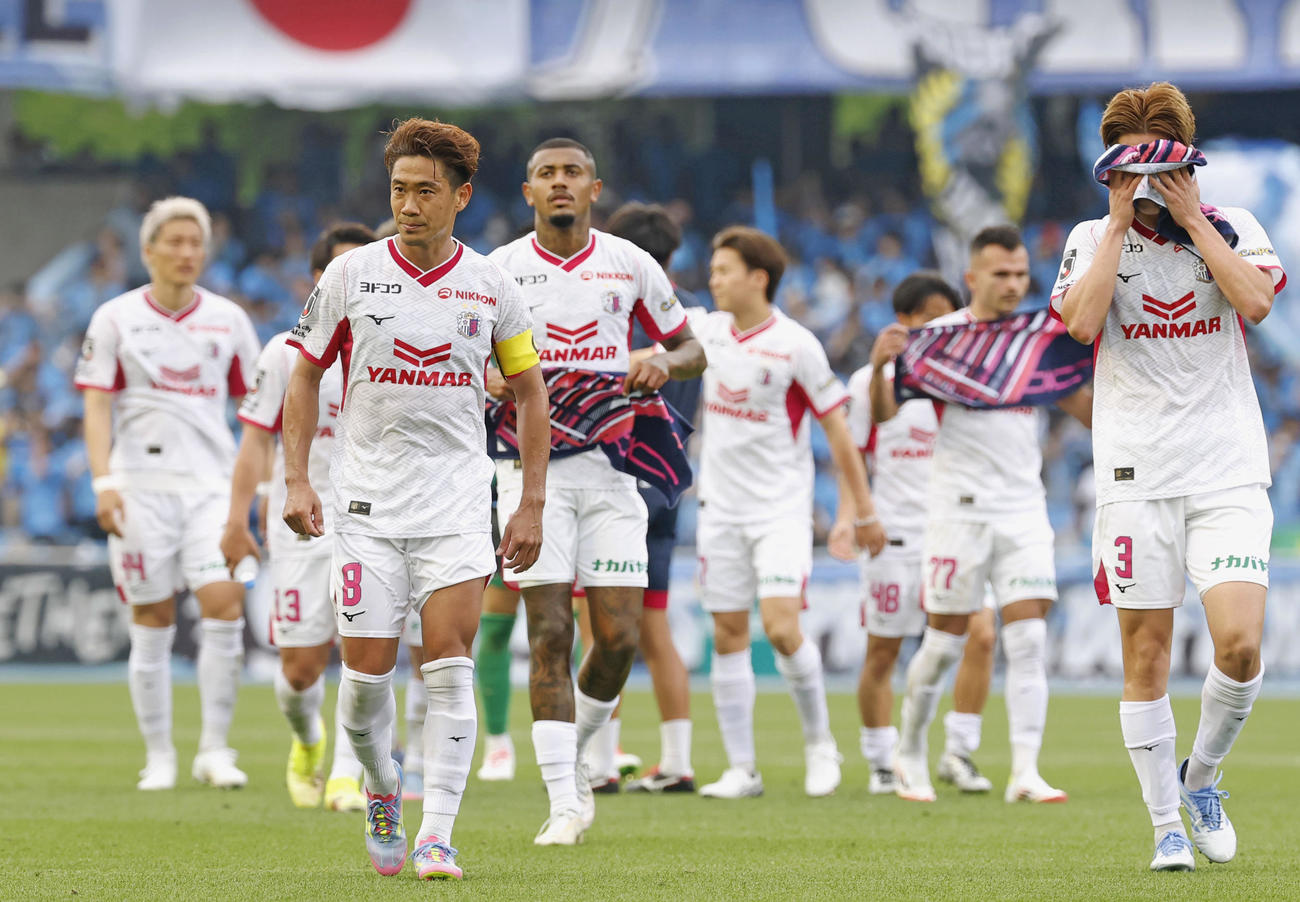 川崎Fに敗れ、厳しい表情のC大阪香川（左手前）（共同）