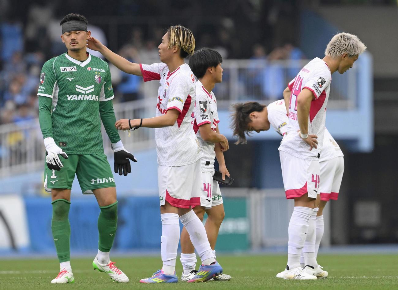 川崎Fに敗れ、肩を落とすC大阪イレブン（共同）