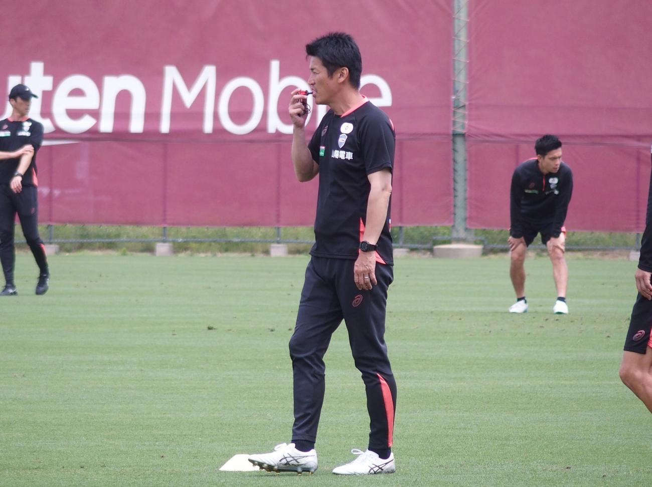 選手の動きに目を光らせる神戸の吉田監督（撮影・永田淳）