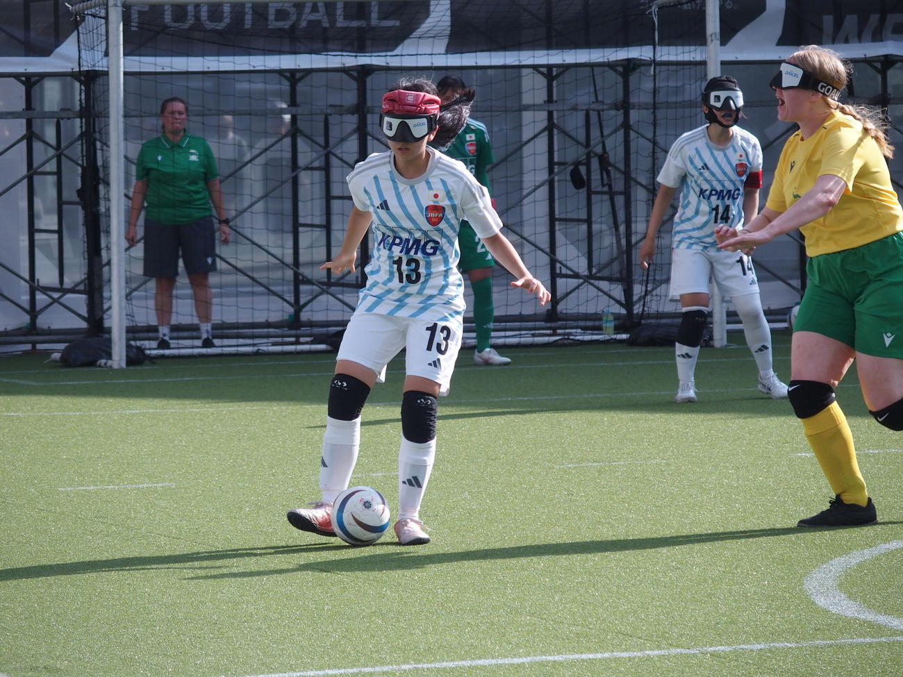 オーストラリア戦でドリブルするブラインドサッカー日本女子代表FP島谷花菜（撮影・永田淳）