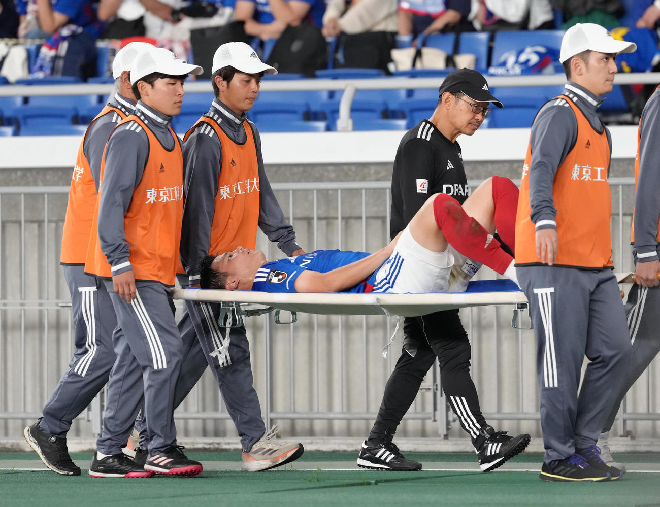 横浜対神戸　前半、負傷交代し、たんかで運ばれる横浜宮市（撮影・足立雅史）