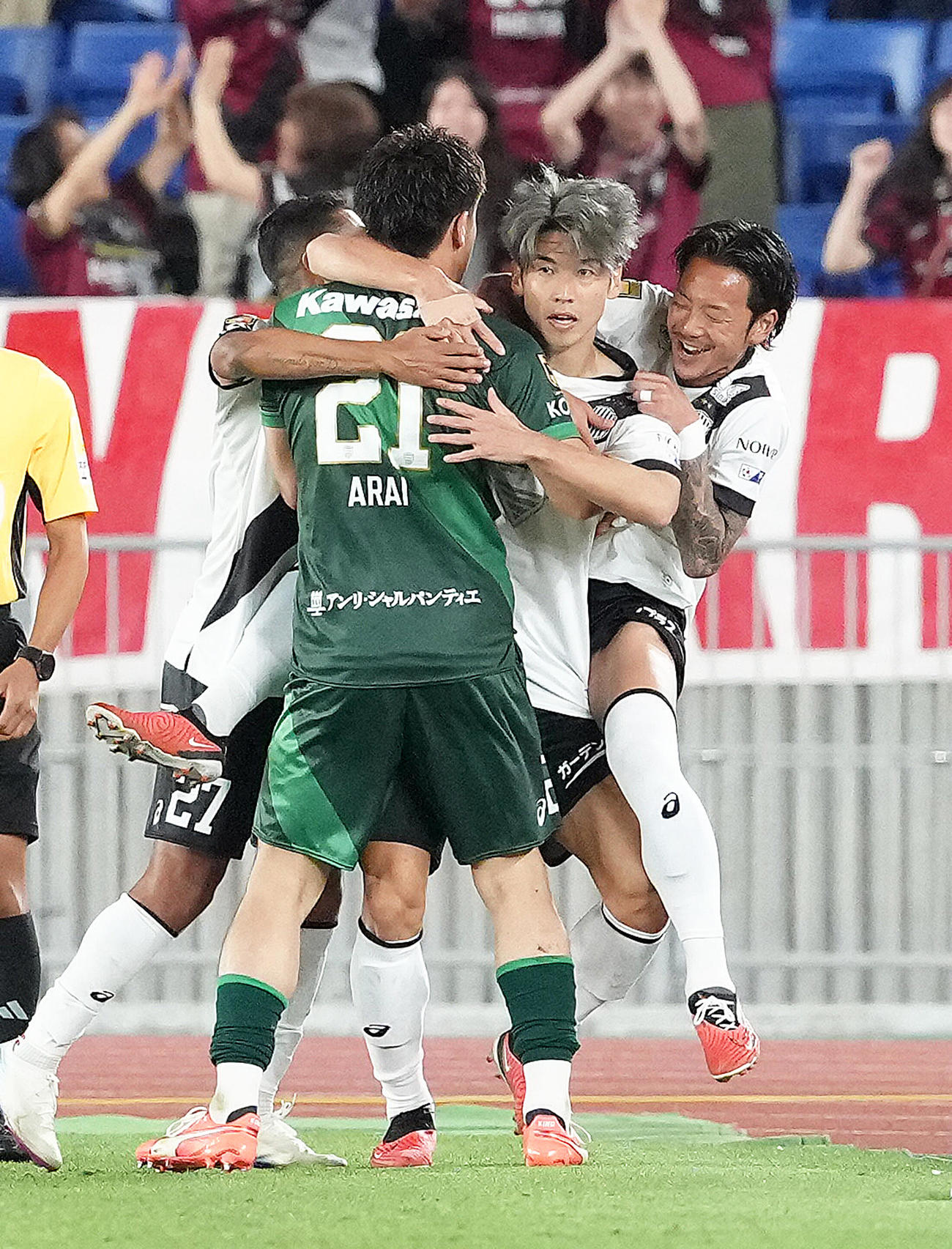 横浜対神戸　後半、ゴールを決め抱き合い喜ぶ神戸大迫（中央）（撮影・足立雅史）