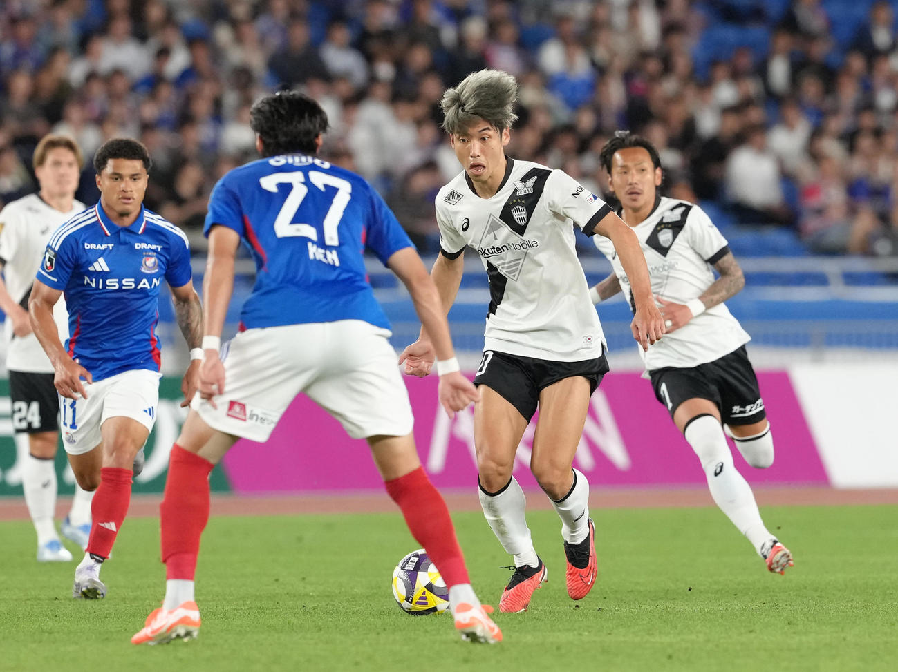 横浜対神戸　前半、攻め込む神戸大迫（右）（撮影・足立雅史）