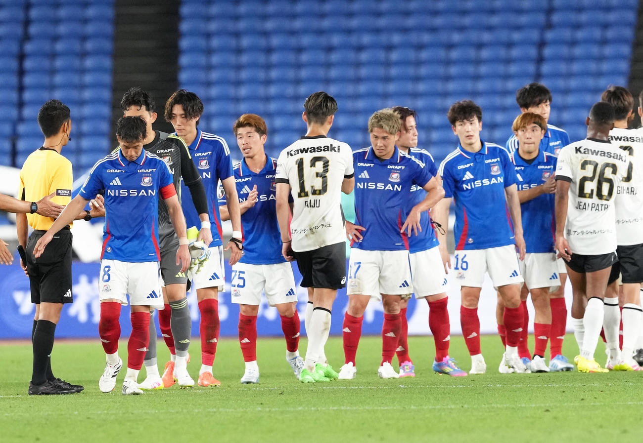横浜対神戸　神戸に敗れがっくりとする横浜の選手たち（撮影・足立雅史）