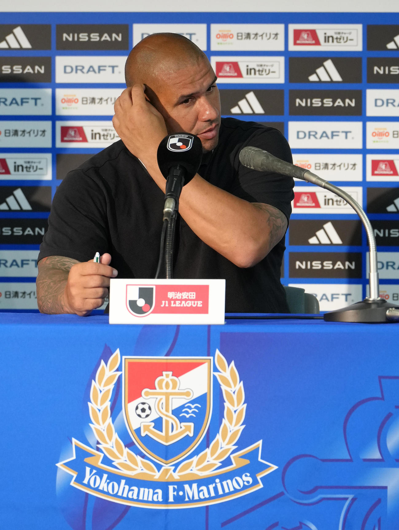 横浜対神戸　試合後の会見で厳しい表情を見せる横浜キスノーボ監督（撮影・足立雅史）