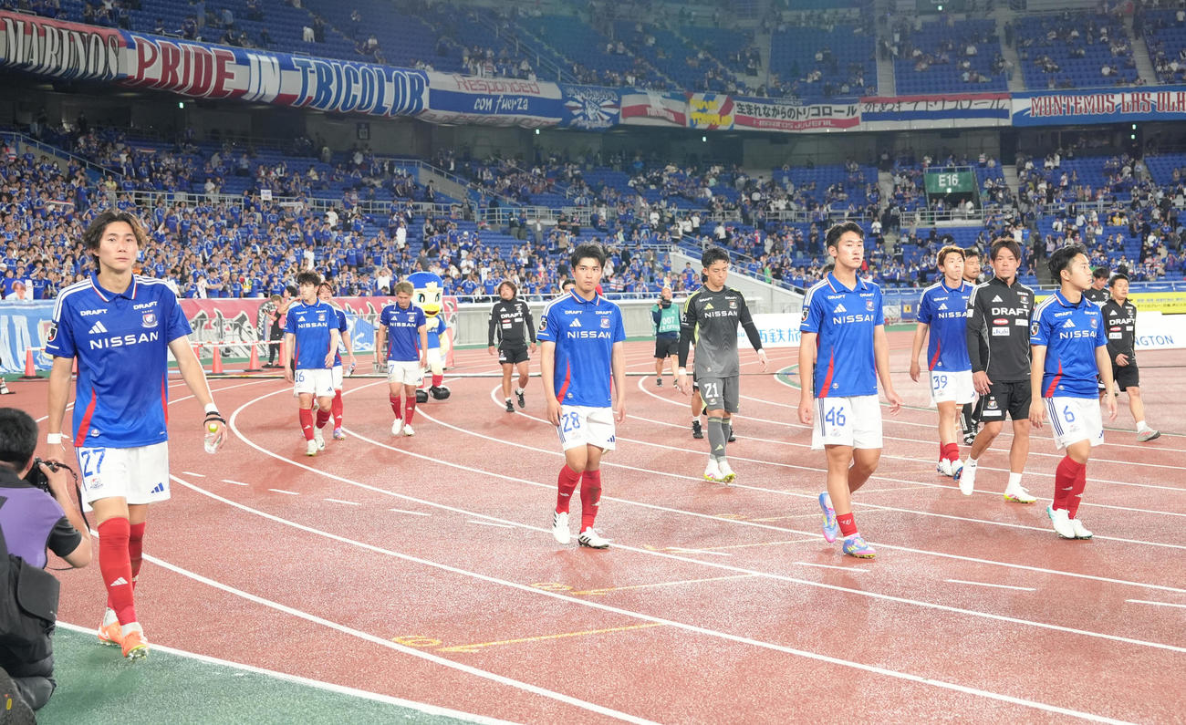横浜対神戸　神戸に敗れがっくりと引き揚げる横浜の選手たち（撮影・足立雅史）