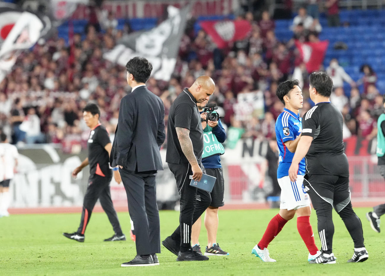 横浜対神戸　神戸に敗れ、うつむく横浜キスノーボ監督（中央）（撮影・足立雅史）