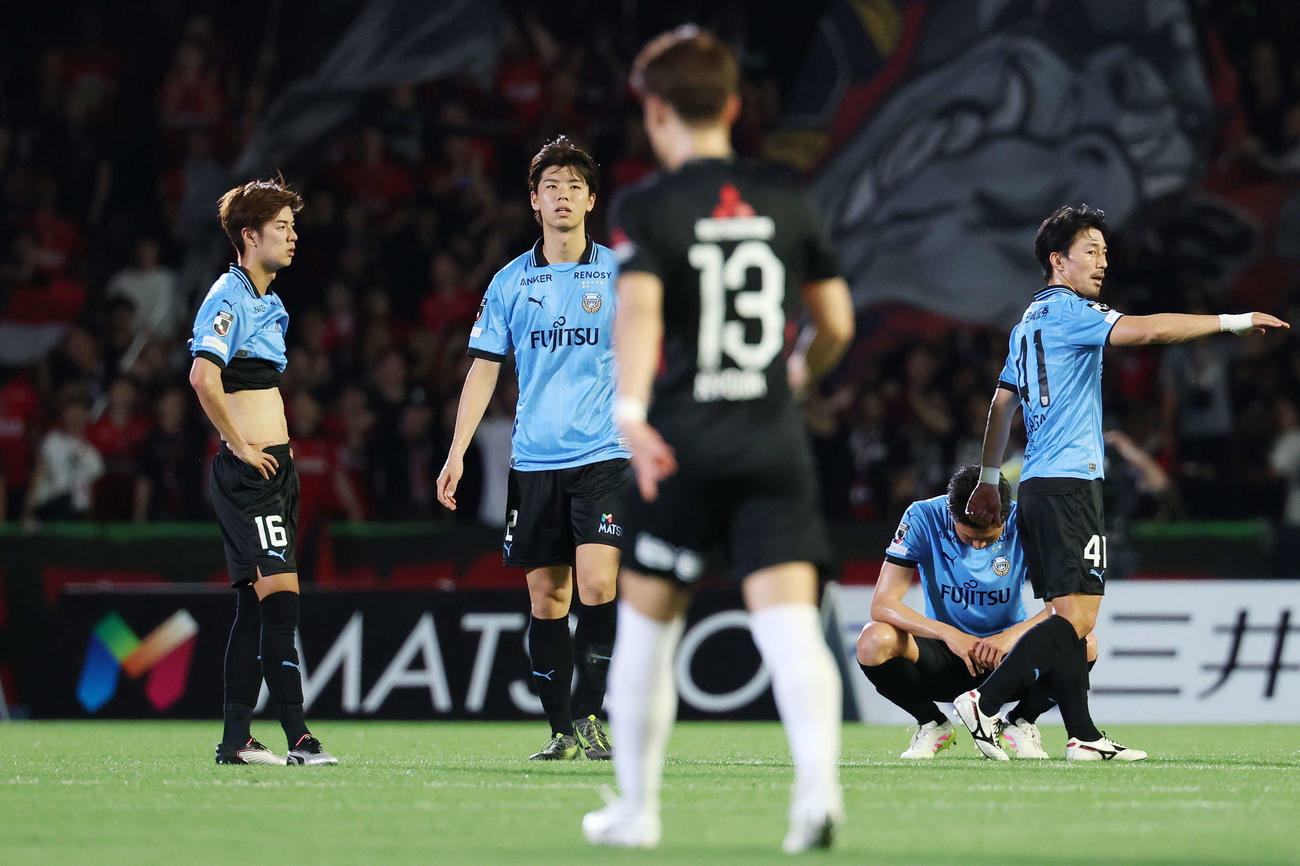 川崎F対浦和　試合終了間際同点に追いつかれ引き分け悔しい表情の川崎F高井（左から2人目）（撮影・宮地輝）