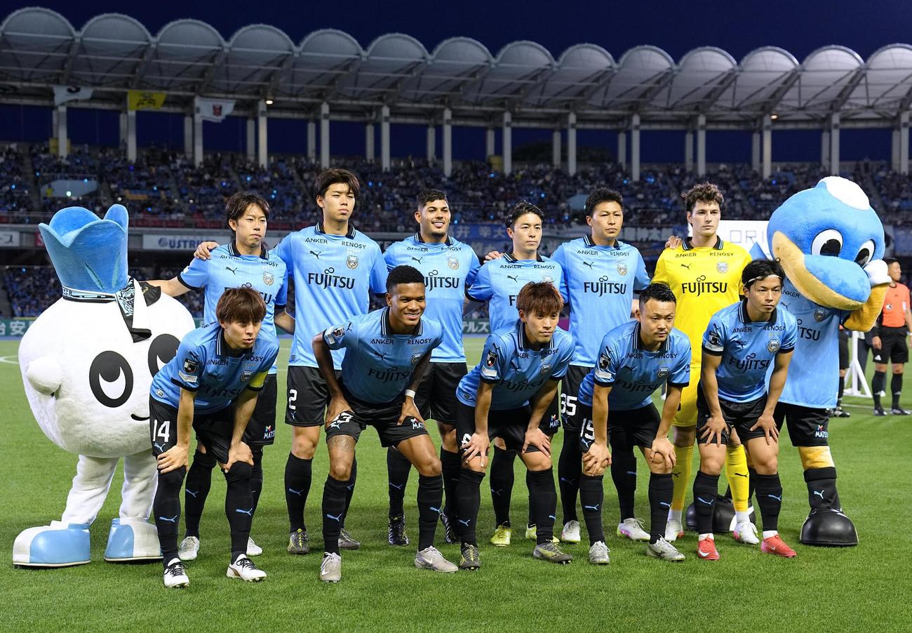 浦和戦に臨む川崎Fイレブン（共同）