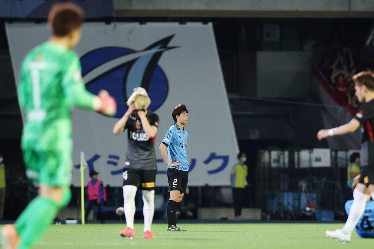 川崎F対浦和　試合終了間際同点に追いつかれ引き分け悔しい表情の川崎F高井（撮影・宮地輝）
