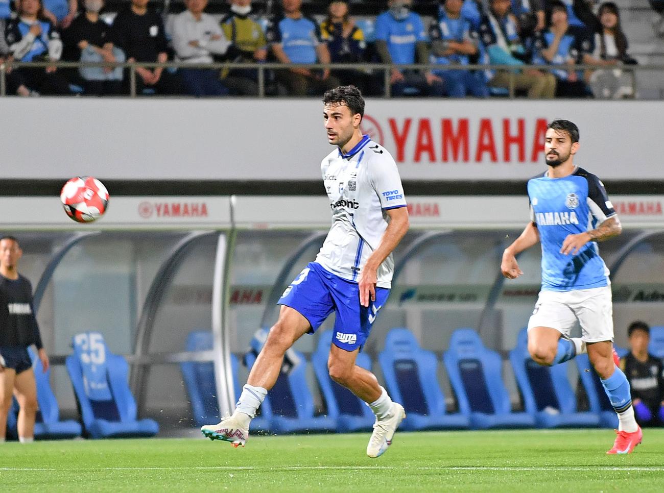 前半、ゴールを決めるG大阪デニス・ヒュメット（左）