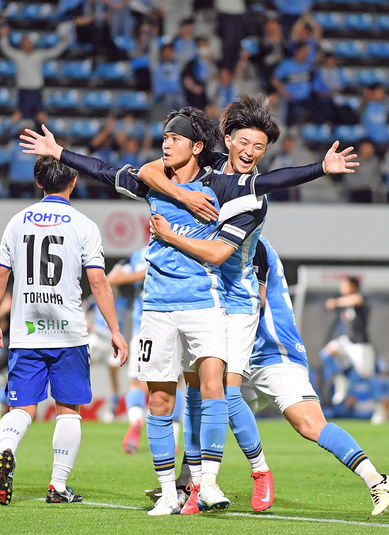 後半、同点ゴールを決め、両手を広げて喜ぶ磐田佐藤。右は決勝点を決めた吉村