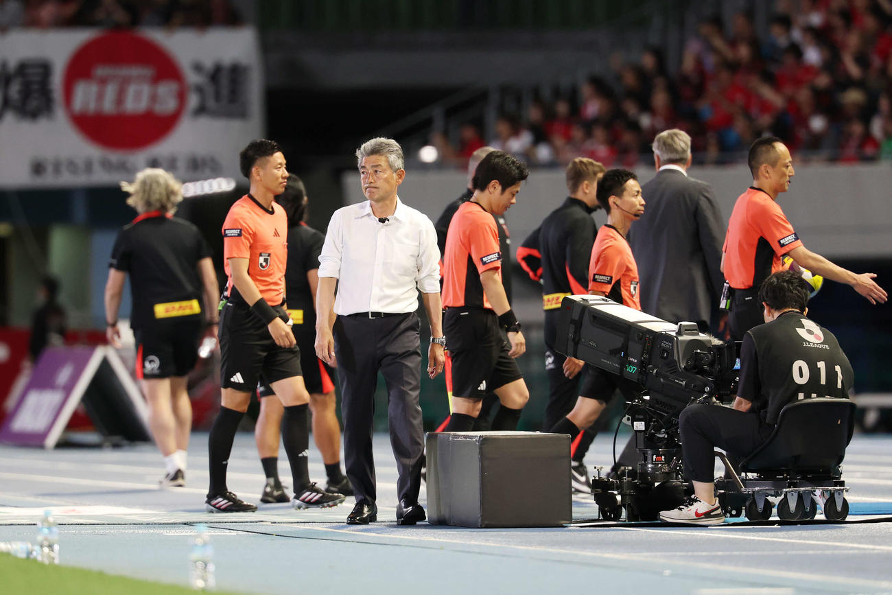 川崎F対浦和　試合終了間際同点に追いつかれ引き分け悔しい表情の川崎F長谷部監督（撮影・宮地輝）
