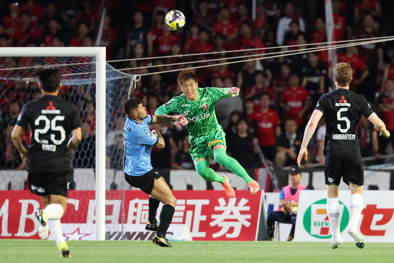 川崎F対浦和　前半、川崎Fエリソン（左）がプレスをかける中、クリアする浦和GK西川（撮影・宮地輝）