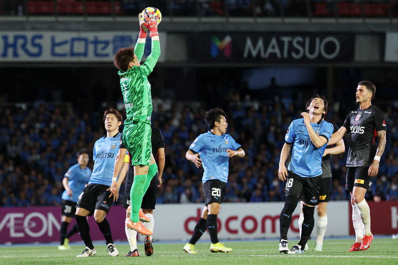 川崎F対浦和　後半、キャッチする浦和GK西川（左）（撮影・宮地輝）