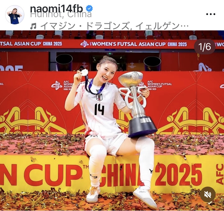優勝トロフィーとメダルを持って笑顔を見せる松本直美（インスタグラムから）