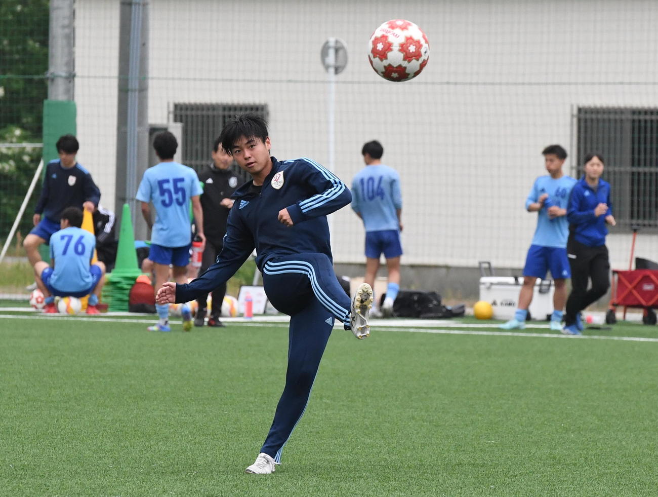 シュートを放つ新潟医療福祉大・高足（撮影・小林忠）