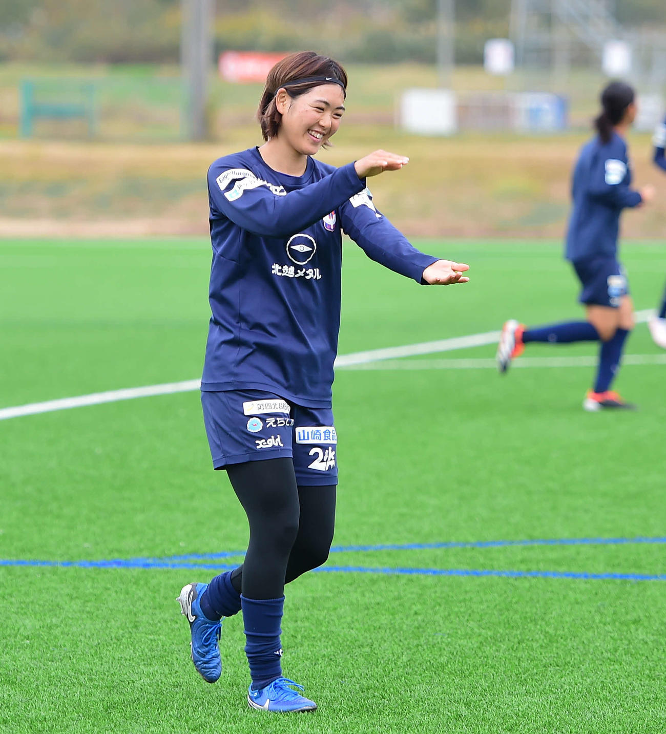 笑顔で練習に臨む新潟レディース石田