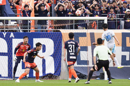大宮対筑波大　前半、ヘディングで先制ゴールを決める筑波大・廣井蘭人（右端）（共同）