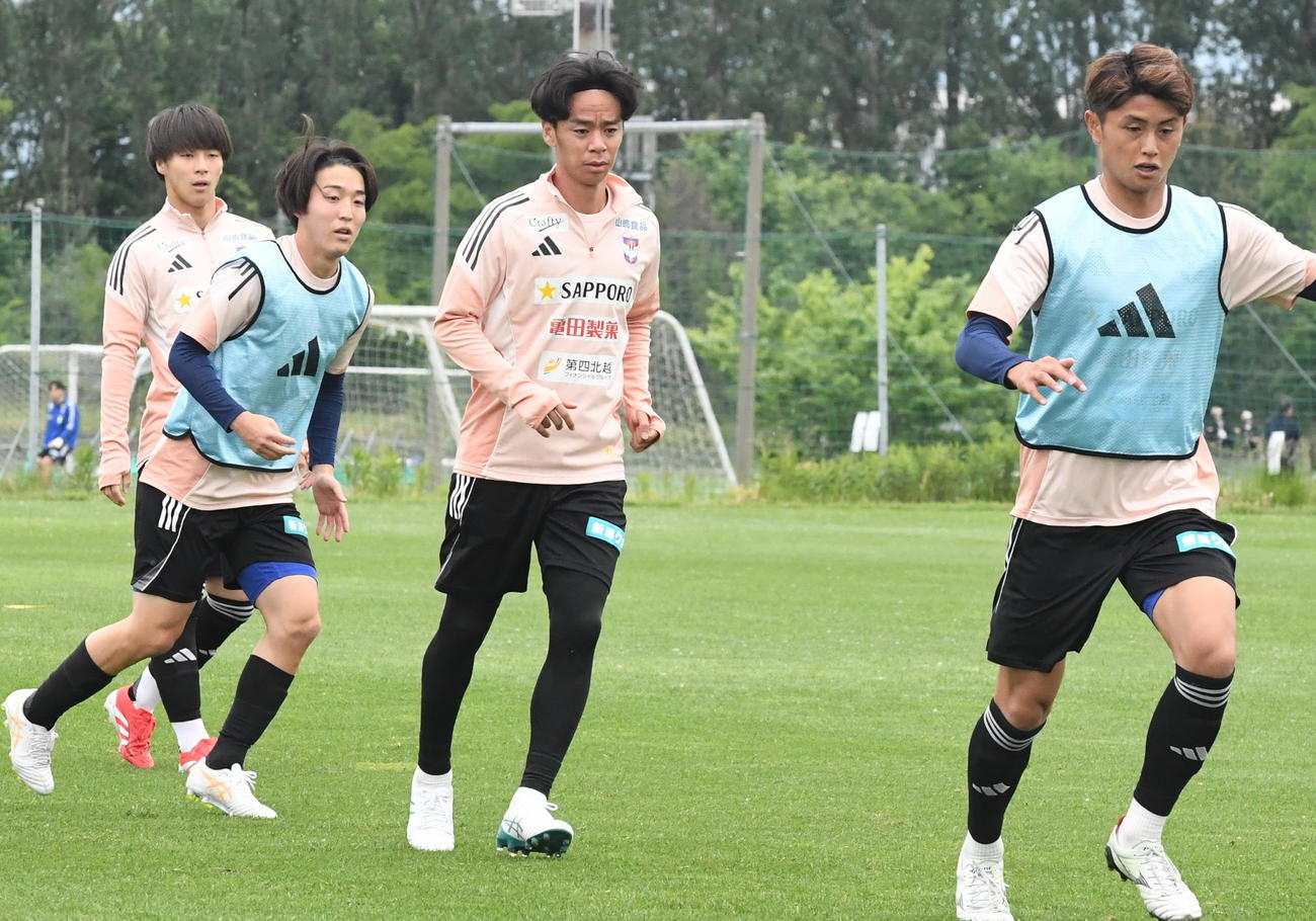 古巣新潟の練習に参加したシントトロイデン伊藤（右から2人目）（撮影・小林忠）